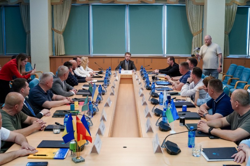 Представники влади, учасники проєкту. У приміщенні міністерства обговорюють співпрацю та підписання меморандумів