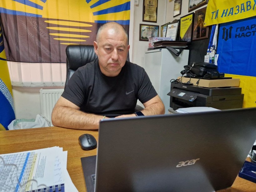 Началльник Сартанської селищної військової адміністрації проводить зустріч з молодіжним радником