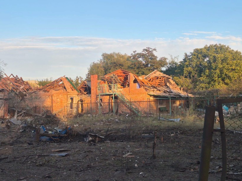 Зруйнована будівля після ворожого влучання