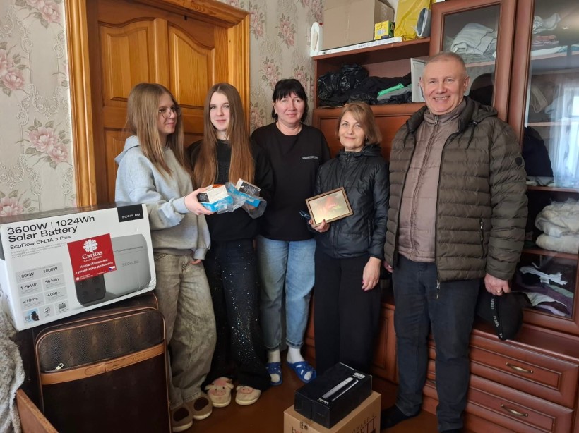 Спільне фото дітей дитячого  будинку сімейного типу, діти отримали подарунки та зарядну станцію EcoFlow Delta 3.