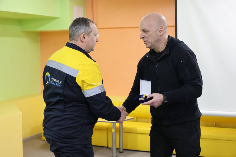 Вадим Філашкін нагороджує газовика нагрудним знаком