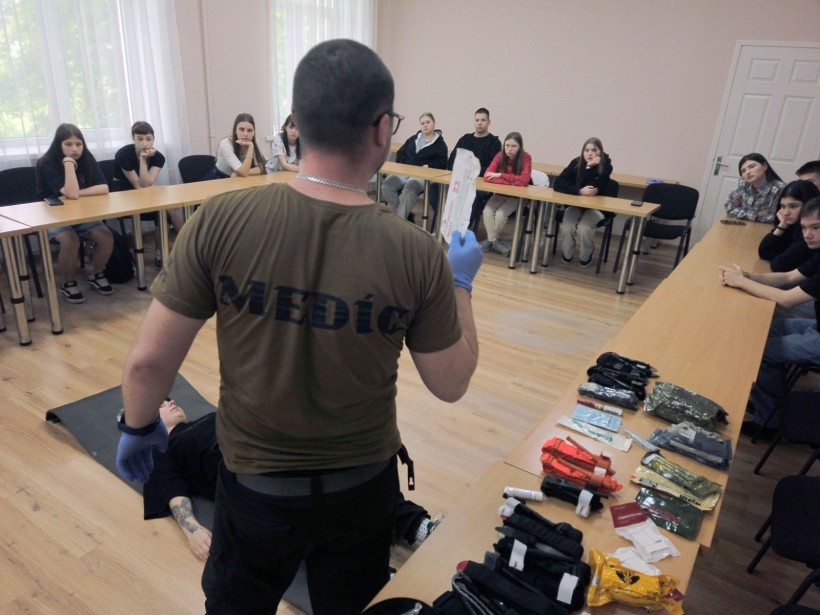 Студенти та викладачі Маріупольских коледжів під час практичних майстер-класів з надання першої домедичної допомоги