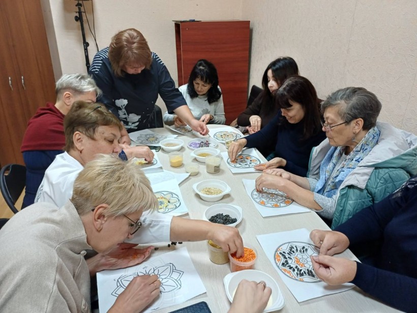 Учасниці тренінгу під час терапії працюють над створенням мандал разом із психологом.