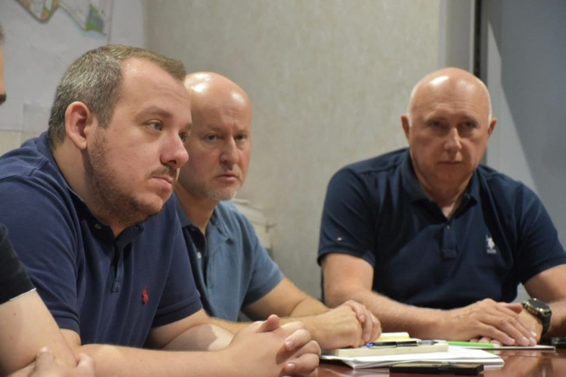 Медики та заступники начальника Краматорської міської військової адміністрації сидять за столом