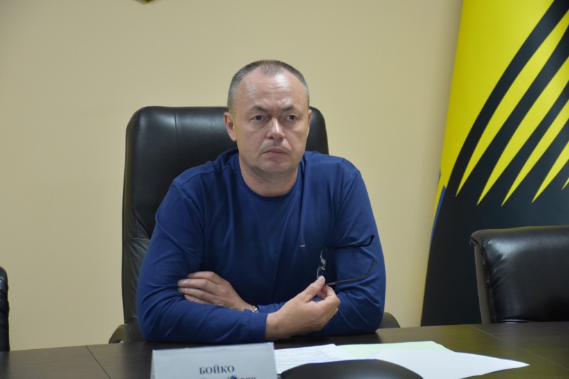 Заступник голови Ігор Бойко за столом. На фоні прапор Донецької області