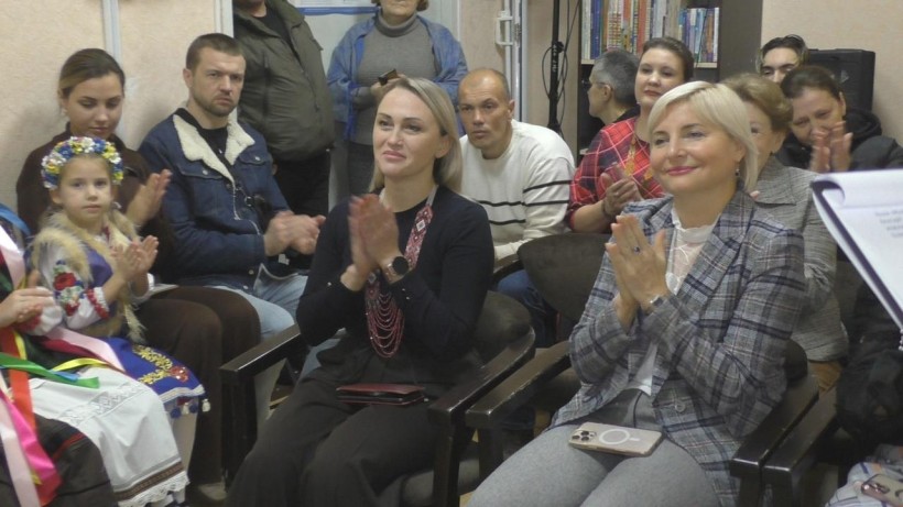 Глядачі аплодують виступу юних талантів Добропільщини