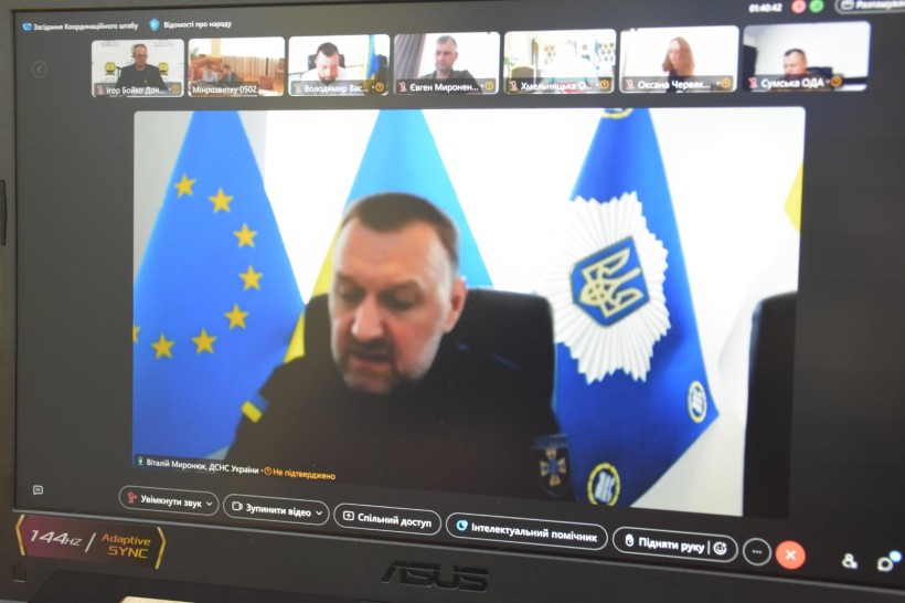 Представник ДСНС розповідає про стан евакуації на задньому плані прапори України, ЄС та Міністерства МВС.