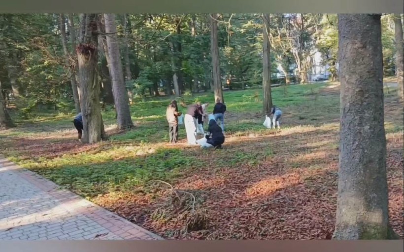 Учасники марафону прибирають сміття
