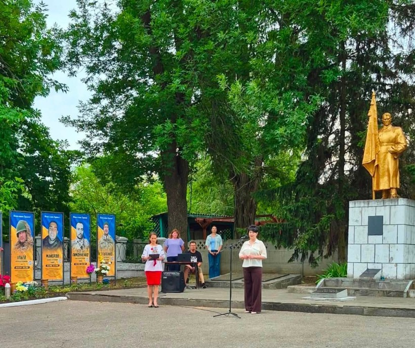 Учасники відкриття меморіального простору пам’яті Героїв Андріївської громади