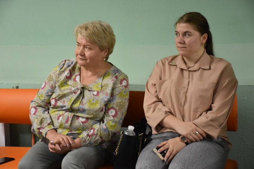 Представник влади та член молодіжної ради з задоволенням слухають нову концепцію