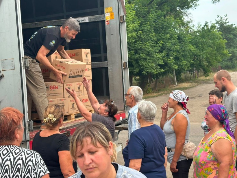 Людям роздають гуманітарну допомогу з машини