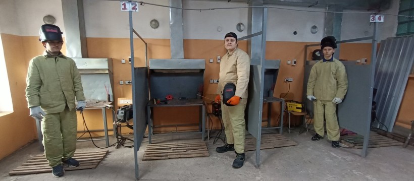 Майбутні електрозварники під час практичного відпрацювання навичок