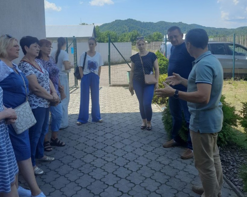 Переміщені особи та представники Служби зайнятості під час візиту на швейну фабрику «ТРІО» на Закарпатті.