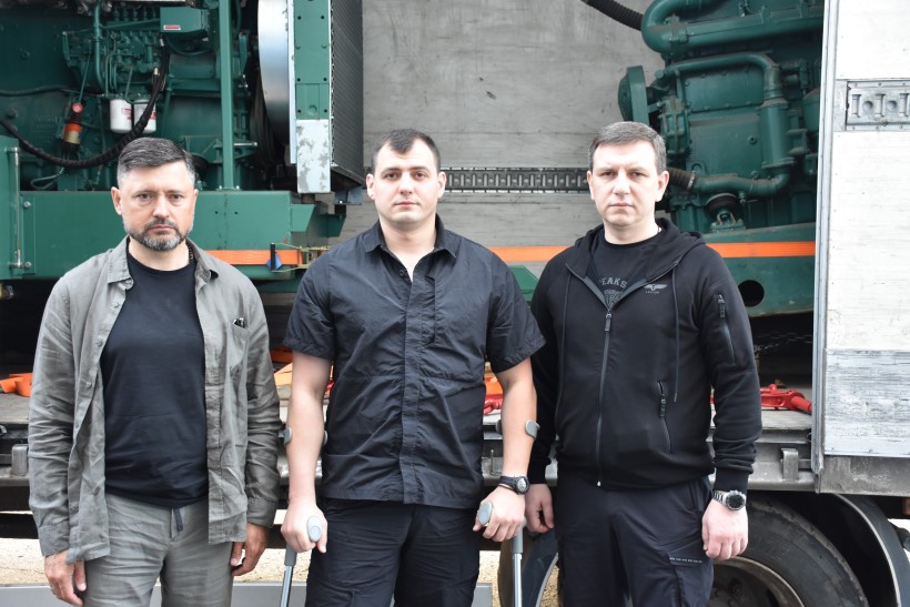 Вадим Бойченко, представник Краматорської ТЕЦ та Юрій Ключка стоять біля генераторів