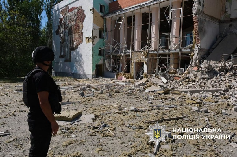 Поліцейський фіксує наслідки обстрілу Центру позашкільної освіти в Краматорську