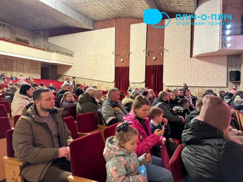 Глядачі у залі в очікуванні казкової сімейної вистави «Пан Шкарпеткос та срібне сузір’я Панчішки».