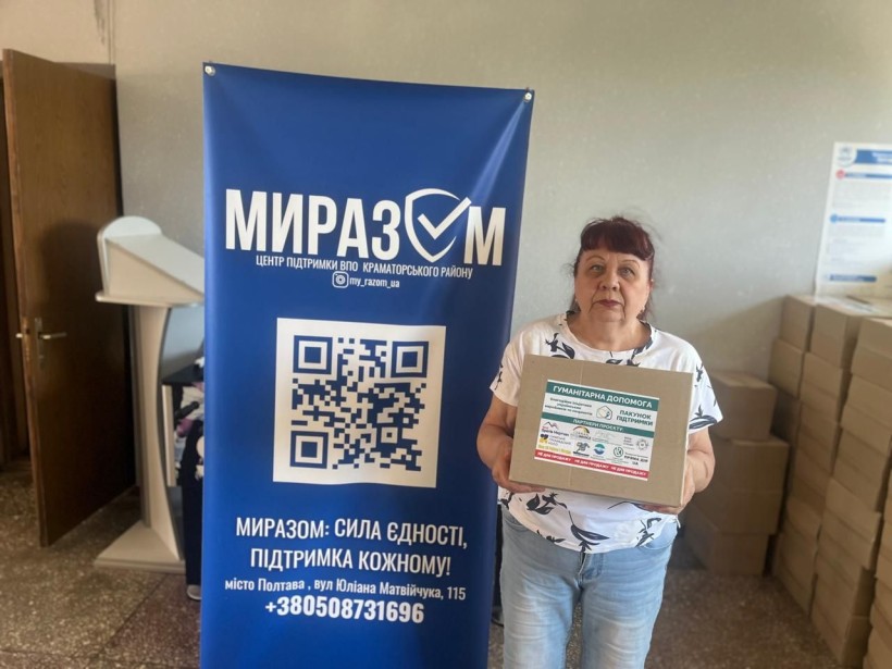 Жінка отримує благодійну допомогу