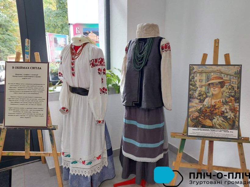 Народні жіночі костюми. На менекенах висять вишиванки та спідниці.