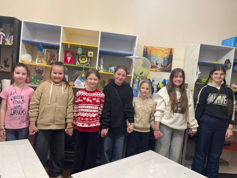 Вихованці Донецького обласного центру туризму та краєзнавства виготовляють подарунки для українських військових