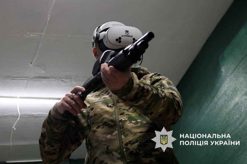 Поліцейський на симуляторі тренується збивати дрони