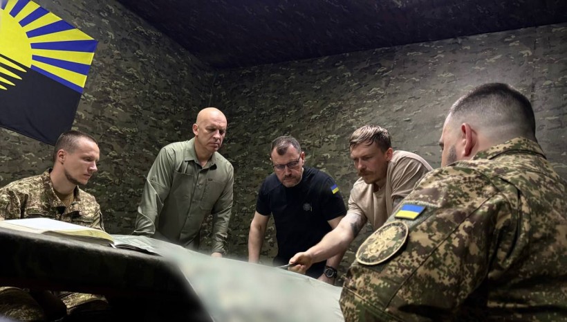Вадим Філашкін радиться з Ігорем Клименком та Денисом Прокопенком
