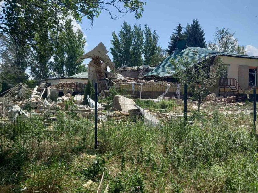 Одноповерхова будівля, більшість якої зруйновано, а дах провалився після обстрілу.