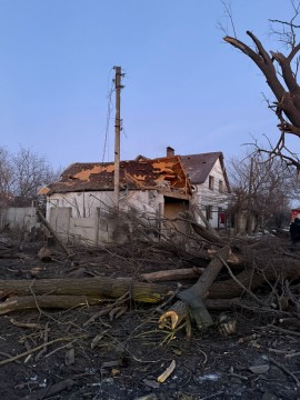 Зруйнований будинок після ворожого обстрілу
