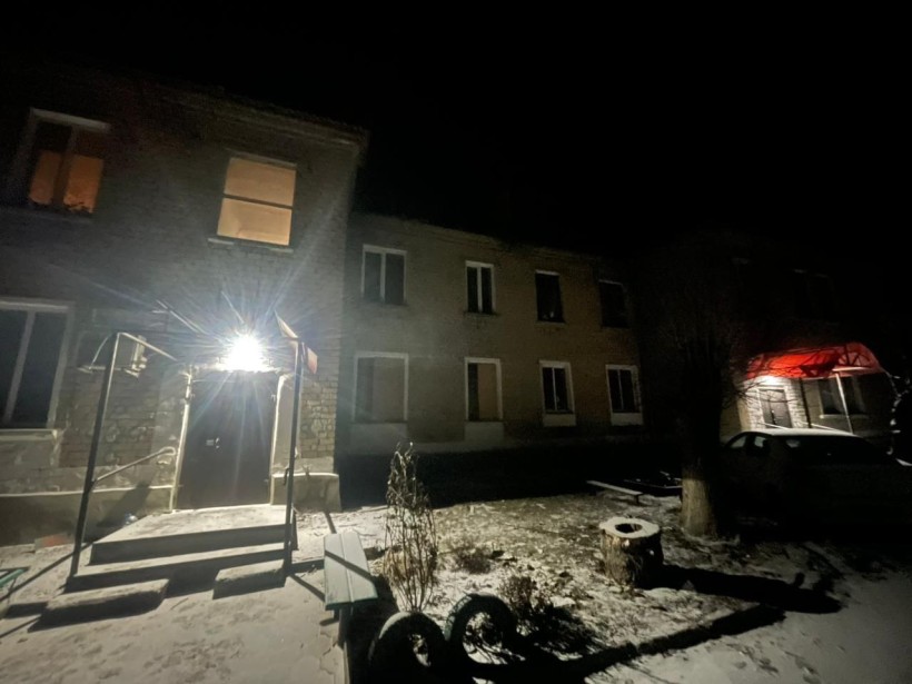 Пошкоджені будинки після ворожого обстрілу