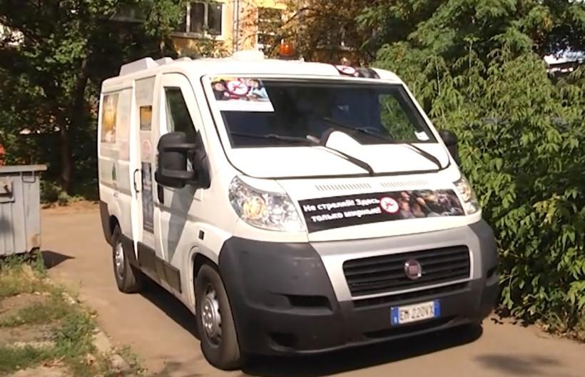 Благодійники передали для евакуації мешканців Донеччини броньований мікроавтобус