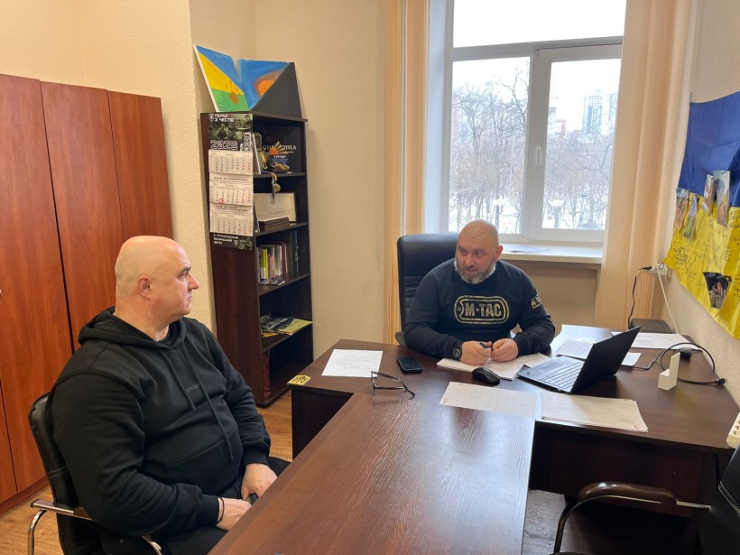 Начальник управління з питань ветеранської політики облдержадміністрації Артур Насібян разом із Андрієм Карандою, помічником начальника з питань ветеранської політики ГУНП у Донецькій області, розповідає про проведення роботи з  надання допомоги та забезпечення державними і додатковими соціальними гарантіями ветеранів війни, військовослужбовців, сімей загиблих