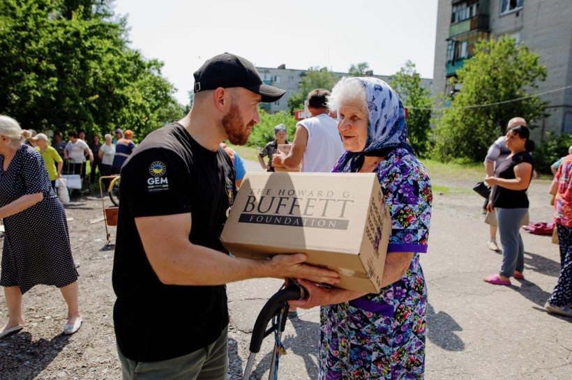 Представники Благодійної організації Благодійного фонду «GLOBAL EMPOWERMENT MISSION» GEM на постійній основі забезпечують мешканців Донеччини продуктовими наборами та питною водою, самостійно доставляючи допомогу у найвіддаленіші куточки області.