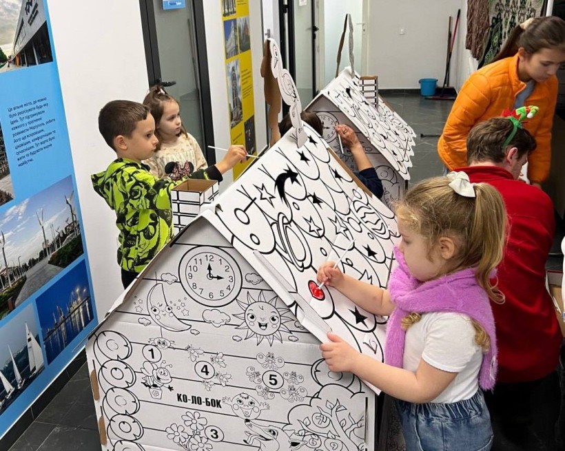 Діти працюють з розмальовками