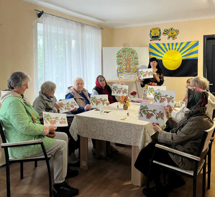 Під час заходу «Наша мова – калинова» переселенки з Донеччини малювали крону калини – символ України, що уособлює красу, незламність і любов до рідної землі.