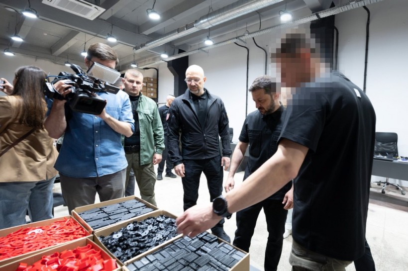 Міністр оборони Денис Шмигаль та Президент України Володимир Зеленський під час зустрічі з виробниками дронів-перехоплювачів.
