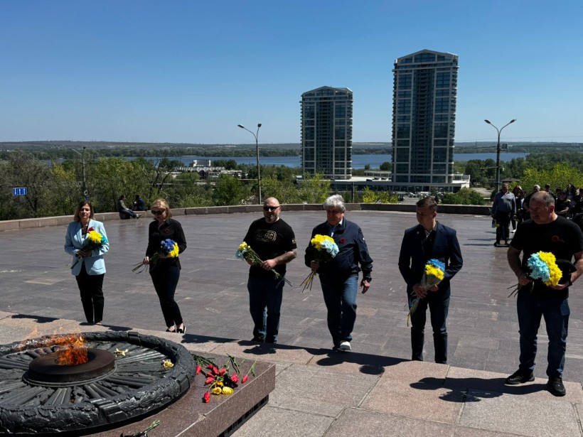 Представники Маріупольського району, управління з питань ветеранської політики облдержадміністрації та представник Уповноваженого Верховної Ради України з прав людини в Донецькій та Луганській областях на покладанні квітів до Дня пам'яті та перемоги над нацизмом у Другій світовій війні