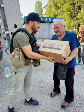 Представники Благодійної організації Благодійного фонду «GLOBAL EMPOWERMENT MISSION» GEM на постійній основі забезпечують мешканців Донеччини продуктовими наборами та питною водою, самостійно доставляючи допомогу у найвіддаленіші куточки області