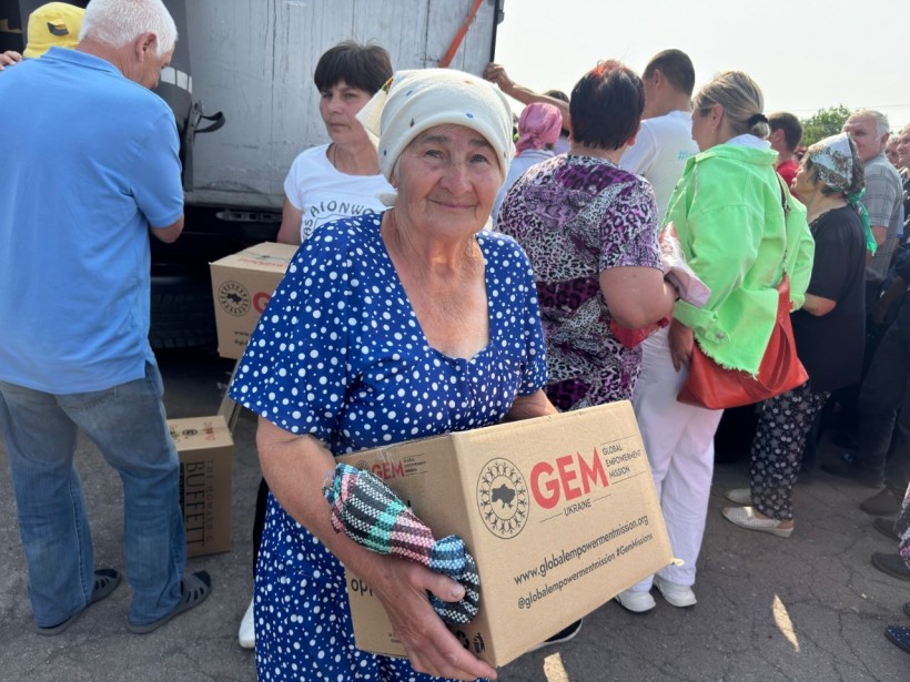 Представники БФ «GLOBAL EMPOWERMENT MISSION» GEM на постійній основі забезпечують мешканців Донеччини продуктовими наборами та питною водою, самостійно доставляючи допомогу у найвіддаленіші куточки області.