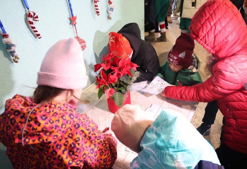 Діти пишуть листи Святому Миколаю