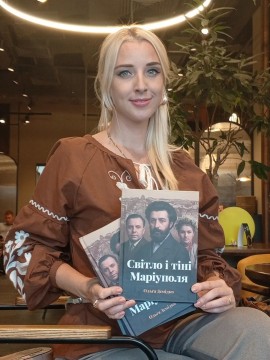 Авторка тримає свою книгу