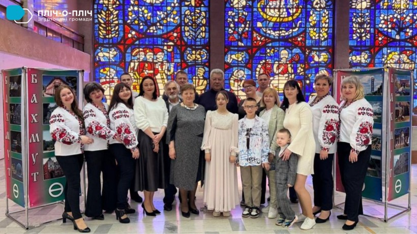 Спільне фото учнів та викладачів мистецьких шкіл Бахмута і Кременчука.