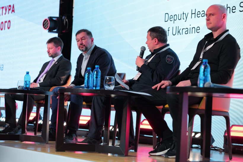 Учасники форуму на сцені.