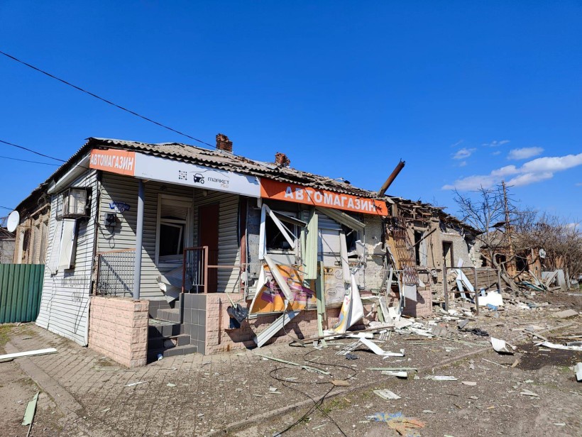 Зруйнований автомагазин після ворожого обстрілу