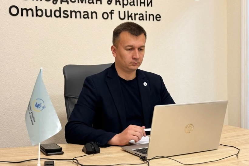 Представник Уповноваженого Верховної Ради України з прав людини у Донецькій та Луганській областях Дмитро Михальов за столом перед ноутбуком