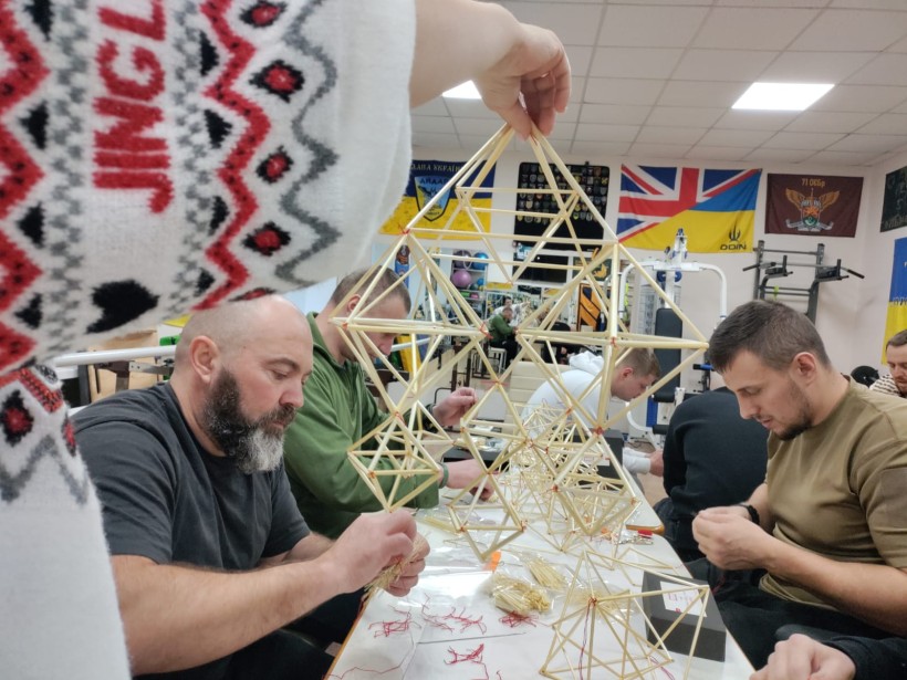 Захисники виготовляють Різдвяних павуків з соломи