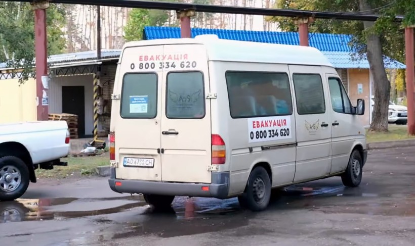 Мікроавтобус евакуює мешканців Святогірська