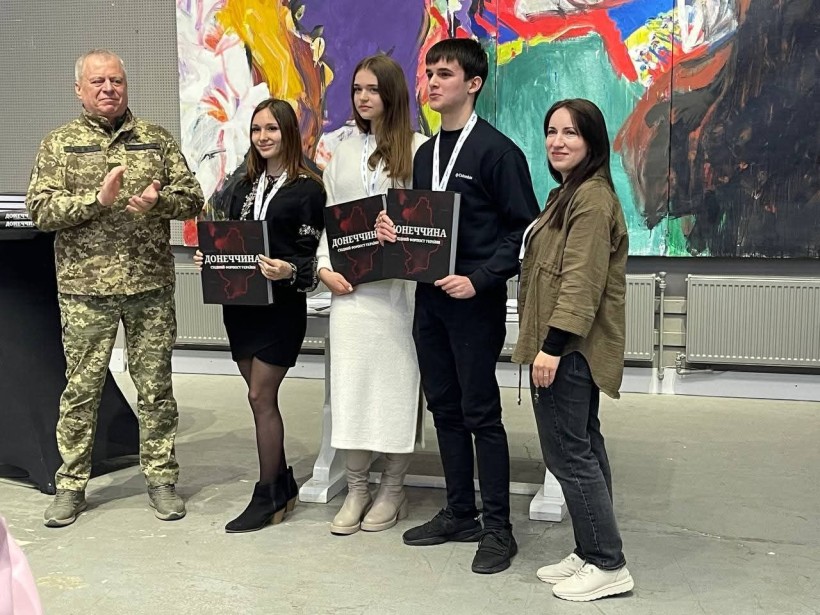 Команда школярів-правознавців Донецької області разом з директором департаменту освіти і науки Донецької облдержадміністрації Ігором Гаєвим