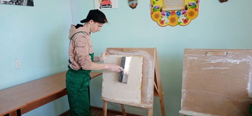 Майбутні маляри-штукатури, здобувачі освіти Торецького професійного ліцею, під час виробничої практики