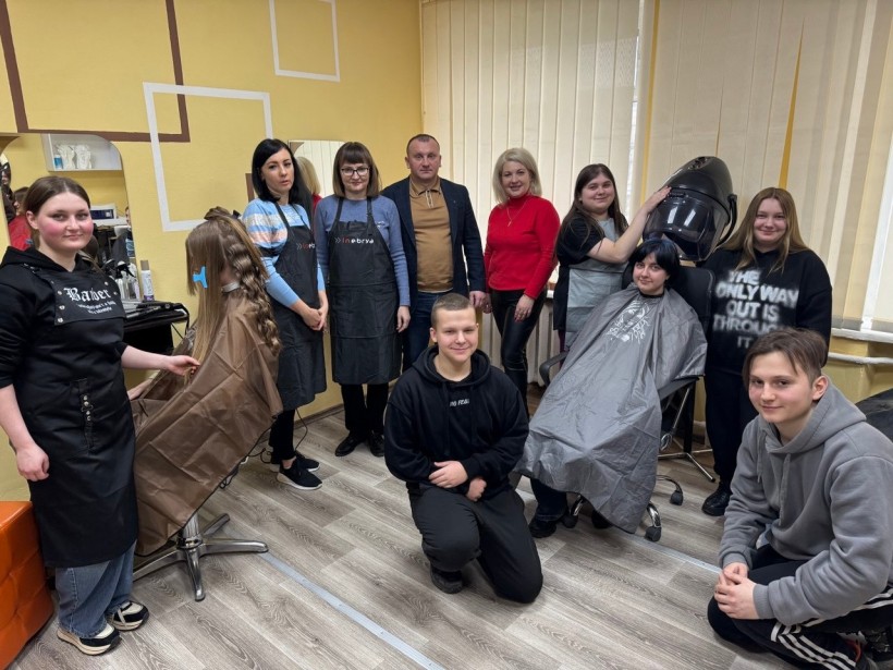 Здобувачі освіти за фахом "Перукар" під час відкриття навчально-виробничої майстерні
