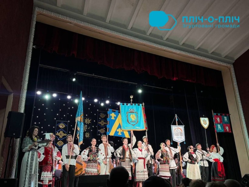 Сцена. Артисти у народних костюмах виконують пісні.