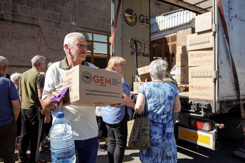 Представники Благодійної організації Благодійного фонду «GLOBAL EMPOWERMENT MISSION» GEM на постійній основі забезпечують мешканців Донеччини продуктовими наборами та питною водою, самостійно доставляючи допомогу у найвіддаленіші куточки області